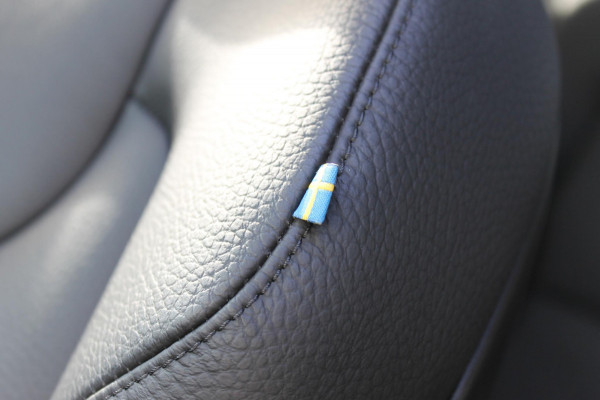 Volvo XC60 2.0 T6 Plug-in hybrid AWD Plus Dark Adaptieve cruise control / Panoramisch schuif-kanteldak / Lederen bekleding / 19" lm velgen / Google infotainment Volvo XC60 2.0 T6 Plug-in hybrid AWD Plus Dark Adaptieve cruise control / Panoramisch schuif-kanteldak / Lederen bekleding / 19" lm velgen / Google infotainment