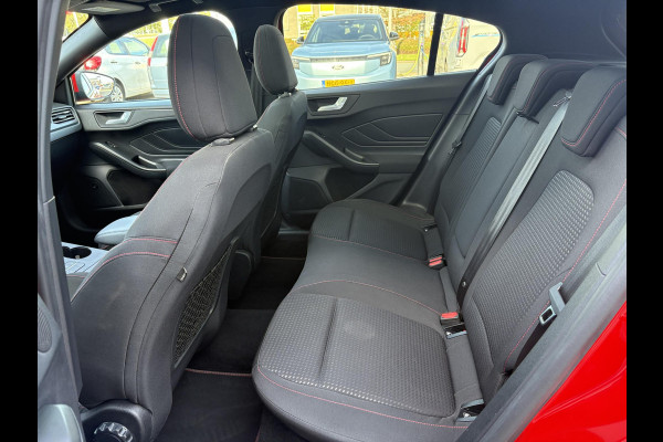 Ford Focus 1.5 EcoBoost ST Line Business 150pk | Panoramadak | Winterpack | Heads up Display | 18 inch Licht metaal Ford Focus 1.5 EcoBoost ST Line Business 150pk | Panoramadak | Winterpack | Heads up Display | 18 inch Licht metaal