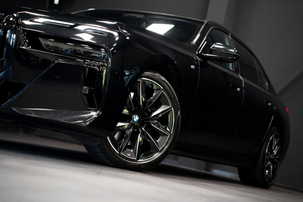 BMW 7 Serie 740d xDrive *M-Sport Pro / Bowers & Wilkins / Panorama / HUD / Surround View / Standverwarming*
