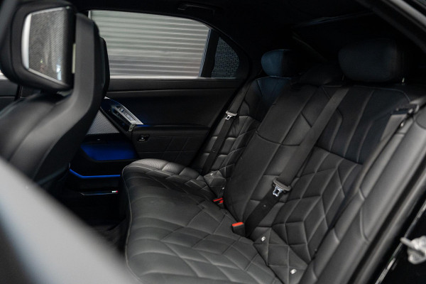 BMW 7 Serie 740d xDrive *M-Sport Pro / Bowers & Wilkins / Panorama / HUD / Surround View / Standverwarming*