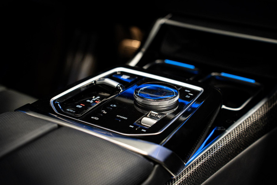 BMW 7 Serie 740d xDrive *M-Sport Pro / Bowers & Wilkins / Panorama / HUD / Surround View / Standverwarming*