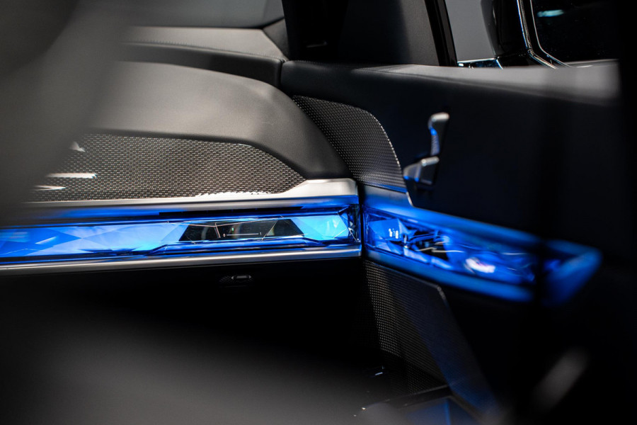 BMW 7 Serie 740d xDrive *M-Sport Pro / Bowers & Wilkins / Panorama / HUD / Surround View / Standverwarming*
