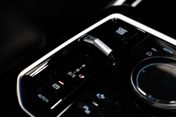 BMW 7 Serie 740d xDrive *M-Sport Pro / Bowers & Wilkins / Panorama / HUD / Surround View / Standverwarming*