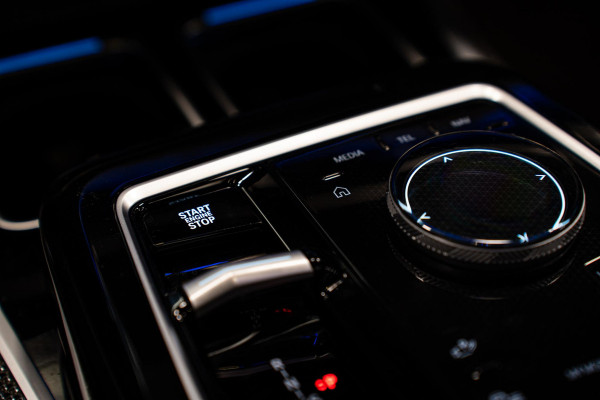 BMW 7 Serie 740d xDrive *M-Sport Pro / Bowers & Wilkins / Panorama / HUD / Surround View / Standverwarming*