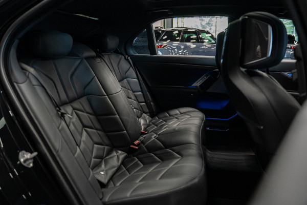 BMW 7 Serie 740d xDrive *M-Sport Pro / Bowers & Wilkins / Panorama / HUD / Surround View / Standverwarming*