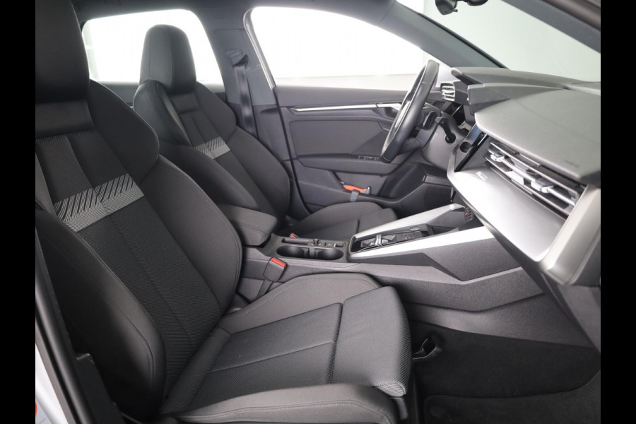 Audi A3 Sportback 30 TFSI Business edition 110pk S-tronic | Navigatie | Parkeersensoren | Led koplampen | Lichtmetalen velgen Audi A3 Sportback 30 TFSI Business edition 110pk S-tronic | Navigatie | Parkeersensoren | Led koplampen | Lichtmetalen velgen