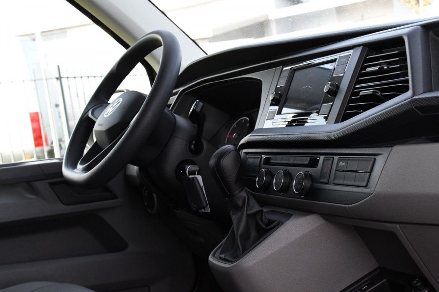 Volkswagen Transporter 2.0 TDI L2H1 PB Edition Camera, Cruise, Carplay, Leder, 150pk, Automaat, Multimedia, laadruimte pakket, Uniek! Volkswagen Transporter 2.0 TDI L2H1 PB Edition Camera, Cruise, Carplay, Leder, 150pk, Automaat, Multimedia, laadruimte pakket, Uniek!