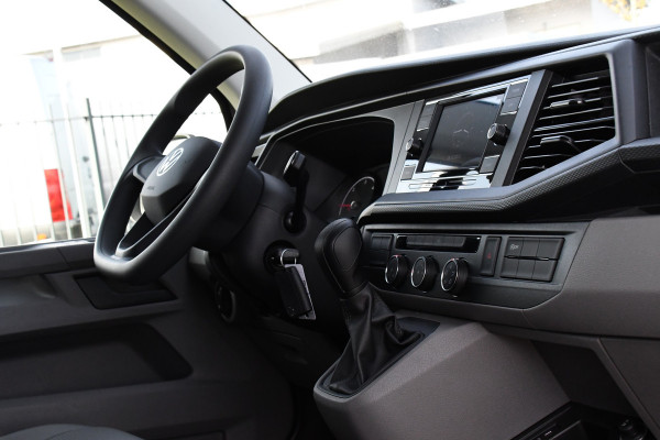 Volkswagen Transporter 2.0 TDI L2H1 PB Edition Camera, Cruise, Carplay, Leder, 150pk, Automaat, Multimedia, laadruimte pakket, Uniek! Volkswagen Transporter 2.0 TDI L2H1 PB Edition Camera, Cruise, Carplay, Leder, 150pk, Automaat, Multimedia, laadruimte pakket, Uniek!