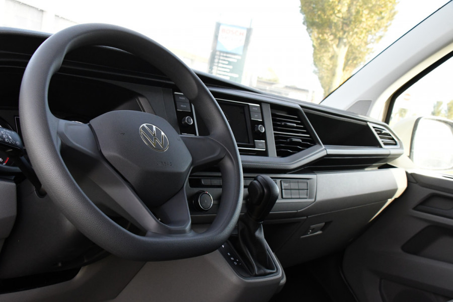 Volkswagen Transporter 2.0 TDI L2H1 PB Edition Camera, Cruise, Carplay, Leder, 150pk, Automaat, Multimedia, laadruimte pakket, Uniek! Volkswagen Transporter 2.0 TDI L2H1 PB Edition Camera, Cruise, Carplay, Leder, 150pk, Automaat, Multimedia, laadruimte pakket, Uniek!