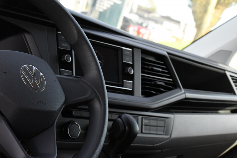 Volkswagen Transporter 2.0 TDI L2H1 PB Edition Camera, Cruise, Carplay, Leder, 150pk, Automaat, Multimedia, laadruimte pakket, Uniek! Volkswagen Transporter 2.0 TDI L2H1 PB Edition Camera, Cruise, Carplay, Leder, 150pk, Automaat, Multimedia, laadruimte pakket, Uniek!