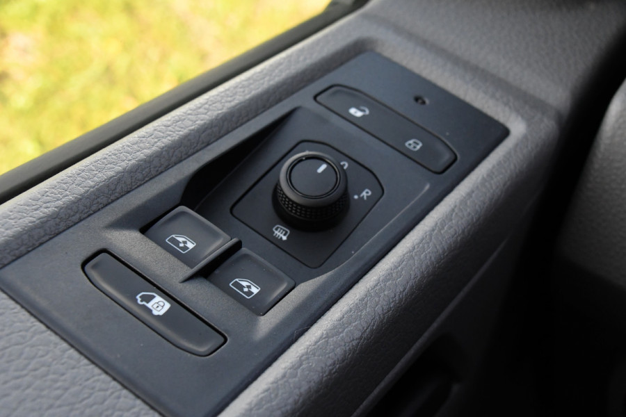 Volkswagen Transporter 2.0 TDI L2H1 PB Edition Camera, Cruise, Carplay, Leder, 150pk, Automaat, Multimedia, laadruimte pakket, Uniek! Volkswagen Transporter 2.0 TDI L2H1 PB Edition Camera, Cruise, Carplay, Leder, 150pk, Automaat, Multimedia, laadruimte pakket, Uniek!