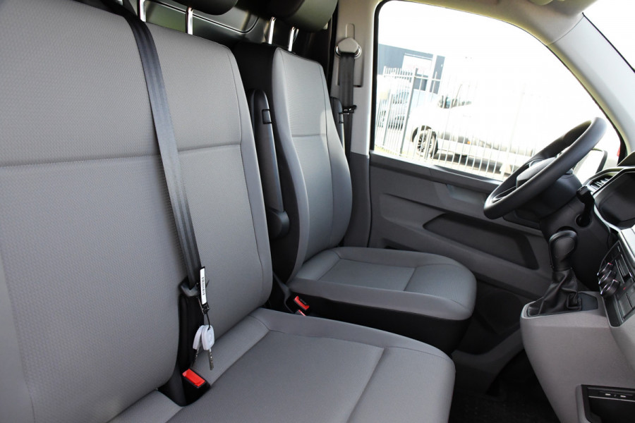Volkswagen Transporter 2.0 TDI L2H1 PB Edition Camera, Cruise, Carplay, Leder, 150pk, Automaat, Multimedia, laadruimte pakket, Uniek! Volkswagen Transporter 2.0 TDI L2H1 PB Edition Camera, Cruise, Carplay, Leder, 150pk, Automaat, Multimedia, laadruimte pakket, Uniek!