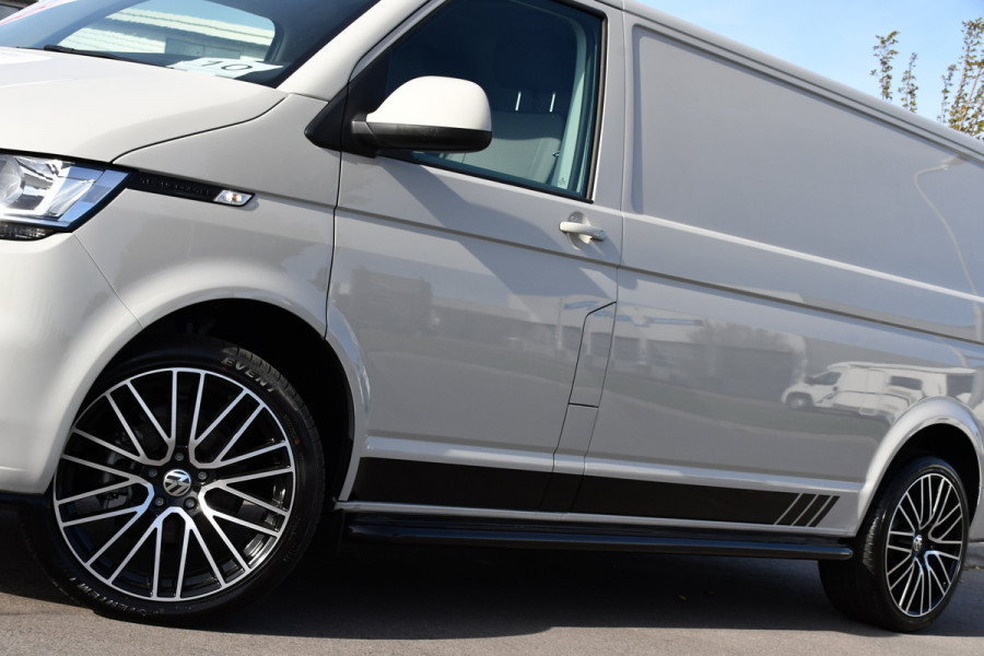 Volkswagen Transporter 2.0 TDI L2H1 PB Edition Camera, Cruise, Carplay, Leder, 150pk, Automaat, Multimedia, laadruimte pakket, Uniek! Volkswagen Transporter 2.0 TDI L2H1 PB Edition Camera, Cruise, Carplay, Leder, 150pk, Automaat, Multimedia, laadruimte pakket, Uniek!