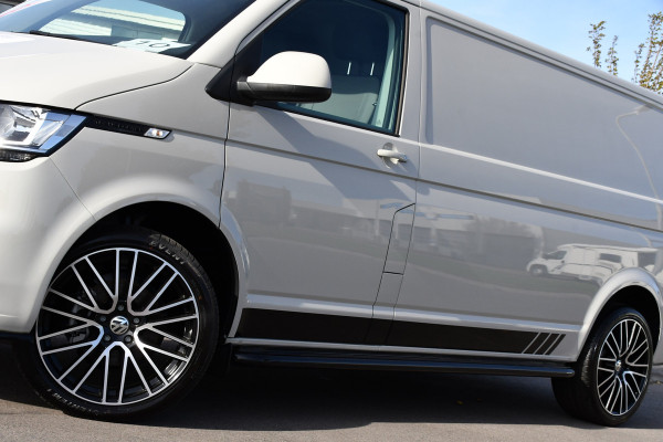 Volkswagen Transporter 2.0 TDI L2H1 PB Edition Camera, Cruise, Carplay, Leder, 150pk, Automaat, Multimedia, laadruimte pakket, Uniek! Volkswagen Transporter 2.0 TDI L2H1 PB Edition Camera, Cruise, Carplay, Leder, 150pk, Automaat, Multimedia, laadruimte pakket, Uniek!