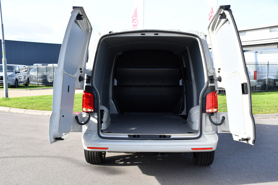 Volkswagen Transporter 2.0 TDI L2H1 PB Edition Camera, Cruise, Carplay, Leder, 150pk, Automaat, Multimedia, laadruimte pakket, Uniek! Volkswagen Transporter 2.0 TDI L2H1 PB Edition Camera, Cruise, Carplay, Leder, 150pk, Automaat, Multimedia, laadruimte pakket, Uniek!