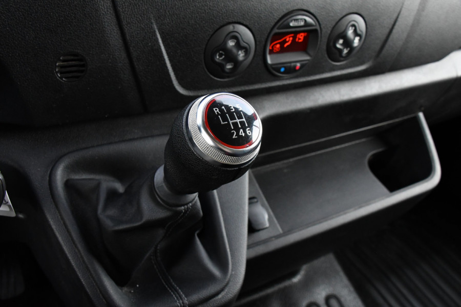 Renault Master T35 2.3 dCi 150 L2H2 PB Edition Camera, Cruise, Carplay, Clima, 150pk, Trekhaak, Multimedia, NAVI, Uniek! Renault Master T35 2.3 dCi 150 L2H2 PB Edition Camera, Cruise, Carplay, Clima, 150pk, Trekhaak, Multimedia, NAVI, Uniek!