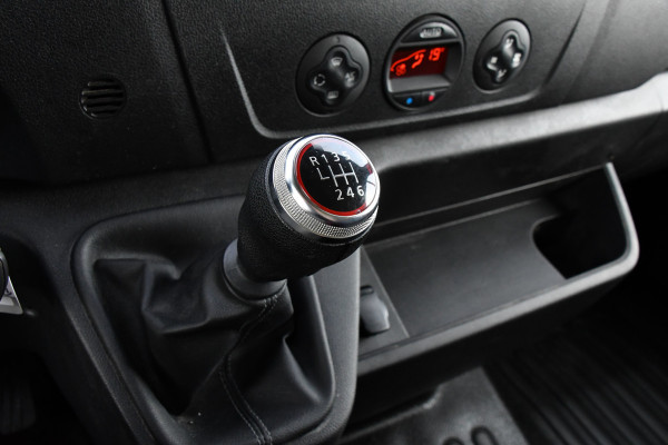 Renault Master T35 2.3 dCi 150 L2H2 PB Edition Camera, Cruise, Carplay, Clima, 150pk, Trekhaak, Multimedia, NAVI, Uniek! Renault Master T35 2.3 dCi 150 L2H2 PB Edition Camera, Cruise, Carplay, Clima, 150pk, Trekhaak, Multimedia, NAVI, Uniek!