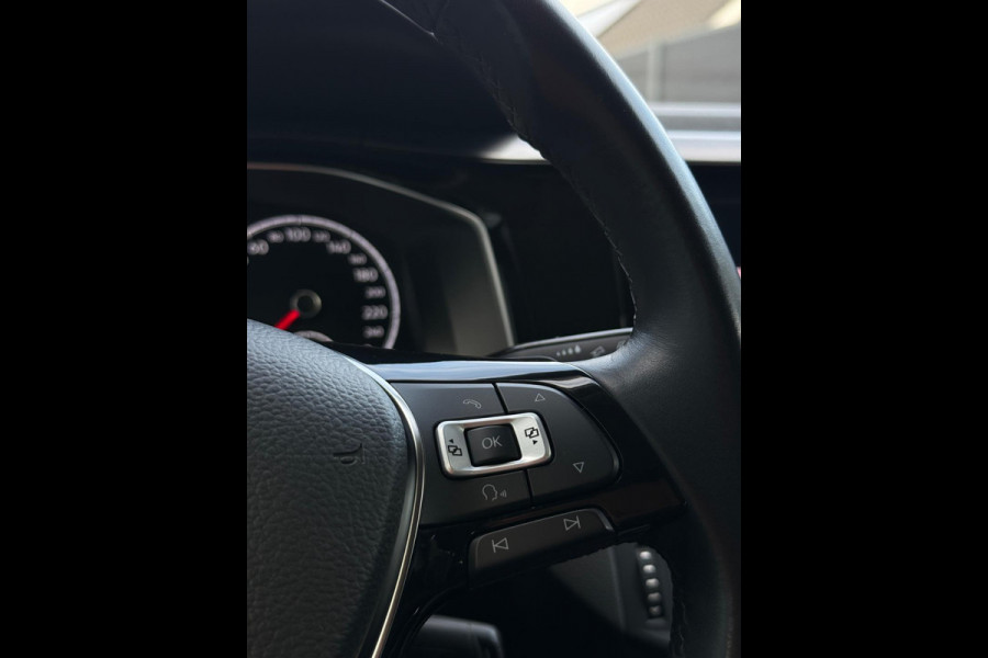 Volkswagen Polo 1.0 TSI R-line CarPlay Camera Volkswagen Polo 1.0 TSI R-line CarPlay Camera