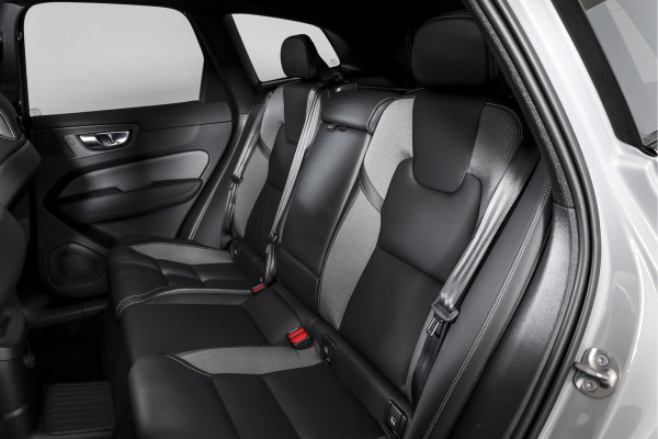 Volvo XC60 2.0 T8 Plug-in hybrid AWD Plus Black Edition - Facelift MY26 | S/K Panodak | Dig.Cockpit | Adapt.Cruise | Harman/Kardon | Stoel-+Stuurverw. | Elek. stoelen | 360 Camera | NAV+App.Connect | ECC | LM 21" | 2481