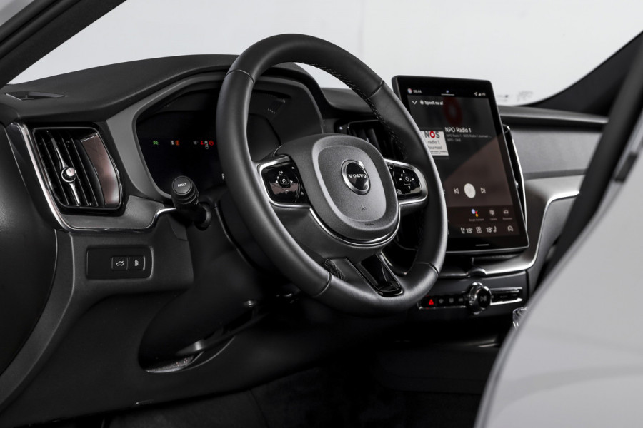 Volvo XC60 2.0 T8 Plug-in hybrid AWD Plus Black Edition - Facelift MY26 | S/K Panodak | Dig.Cockpit | Adapt.Cruise | Harman/Kardon | Stoel-+Stuurverw. | Elek. stoelen | 360 Camera | NAV+App.Connect | ECC | LM 21" | 2481