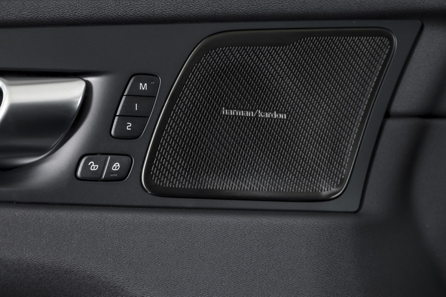 Volvo XC60 2.0 T8 Plug-in hybrid AWD Plus Black Edition - Facelift MY26 | S/K Panodak | Dig.Cockpit | Adapt.Cruise | Harman/Kardon | Stoel-+Stuurverw. | Elek. stoelen | 360 Camera | NAV+App.Connect | ECC | LM 21" | 2481