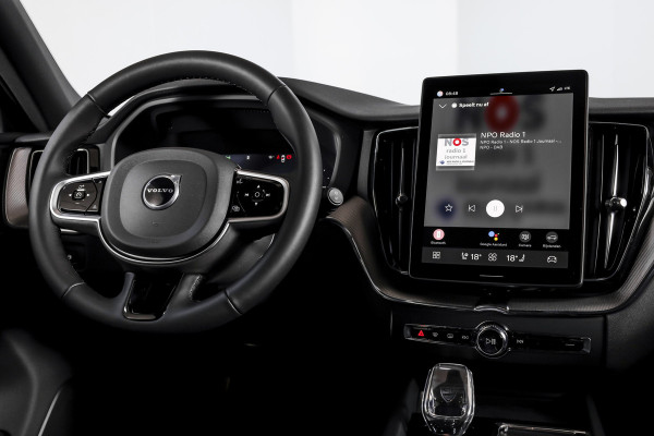 Volvo XC60 2.0 T8 Plug-in hybrid AWD Plus Black Edition - Facelift MY26 | S/K Panodak | Dig.Cockpit | Adapt.Cruise | Harman/Kardon | Stoel-+Stuurverw. | Elek. stoelen | 360 Camera | NAV+App.Connect | ECC | LM 21" | 2481