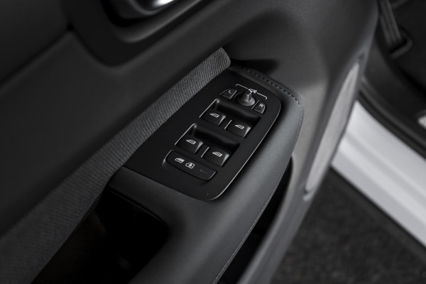 Volvo XC60 2.0 T8 Plug-in hybrid AWD Plus Black Edition - Facelift MY26 | S/K Panodak | Dig.Cockpit | Adapt.Cruise | Harman/Kardon | Stoel-+Stuurverw. | Elek. stoelen | 360 Camera | NAV+App.Connect | ECC | LM 21" | 2481