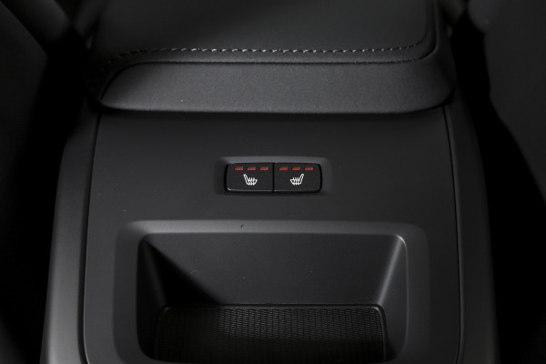 Volvo XC60 2.0 T8 Plug-in hybrid AWD Plus Black Edition - Facelift MY26 | S/K Panodak | Dig.Cockpit | Adapt.Cruise | Harman/Kardon | Stoel-+Stuurverw. | Elek. stoelen | 360 Camera | NAV+App.Connect | ECC | LM 21" | 2481