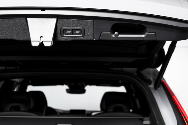 Volvo XC60 2.0 T8 Plug-in hybrid AWD Plus Black Edition - Facelift MY26 | S/K Panodak | Dig.Cockpit | Adapt.Cruise | Harman/Kardon | Stoel-+Stuurverw. | Elek. stoelen | 360 Camera | NAV+App.Connect | ECC | LM 21" | 2481