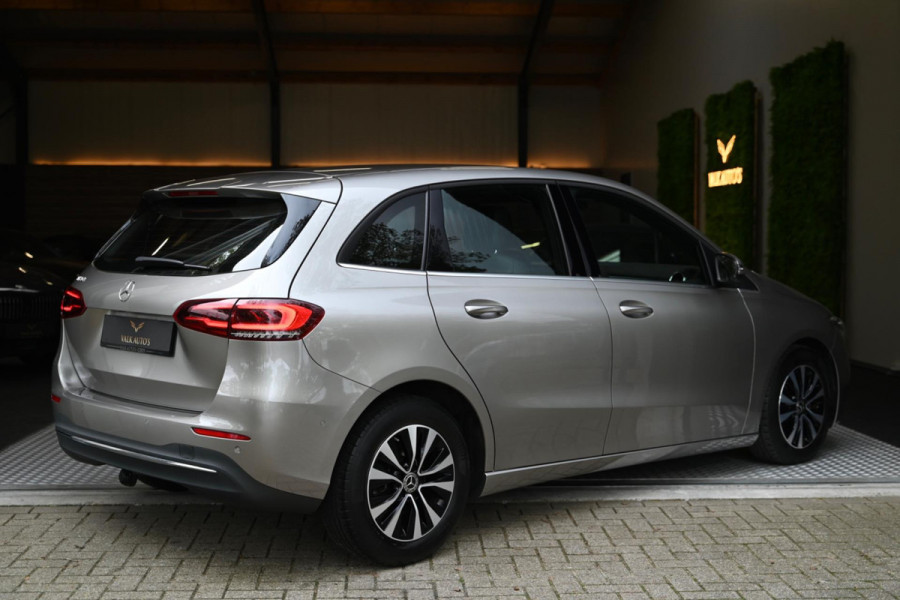 Mercedes-Benz B-Klasse 180 Business Solution Plus - Stoelverwarming - Achteruitrijcamera - LED Koplampen - El. Kofferklep -