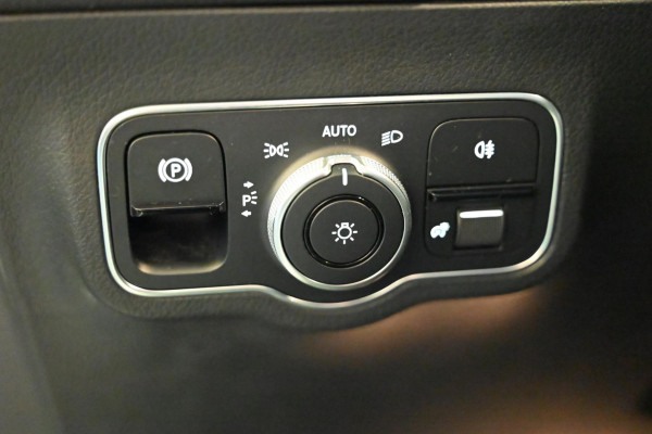 Mercedes-Benz B-Klasse 180 Business Solution Plus - Stoelverwarming - Achteruitrijcamera - LED Koplampen - El. Kofferklep -