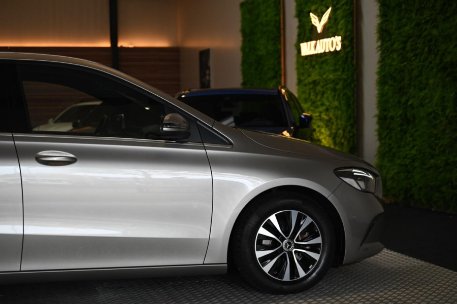 Mercedes-Benz B-Klasse 180 Business Solution Plus - Stoelverwarming - Achteruitrijcamera - LED Koplampen - El. Kofferklep -