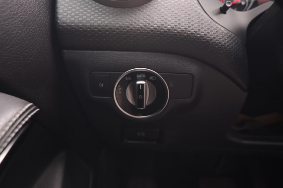 Mercedes-Benz A-Klasse 180 AMG-Line Pano Sportstoelen Led Navi Camera Parkeersensor V+A Cruise Control Sfeerverlichting Mercedes-Benz A-Klasse 180 AMG-Line Pano Sportstoelen Led Navi Camera Parkeersensor V+A Cruise Control Sfeerverlichting