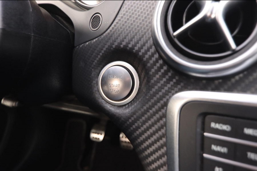 Mercedes-Benz A-Klasse 180 AMG-Line Pano Sportstoelen Led Navi Camera Parkeersensor V+A Cruise Control Sfeerverlichting Mercedes-Benz A-Klasse 180 AMG-Line Pano Sportstoelen Led Navi Camera Parkeersensor V+A Cruise Control Sfeerverlichting