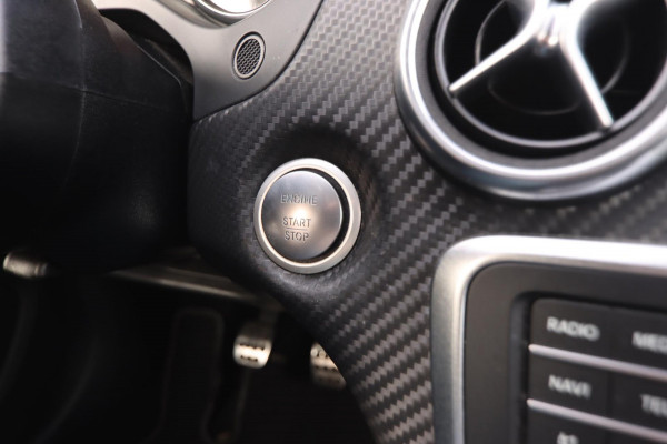 Mercedes-Benz A-Klasse 180 AMG-Line Pano Sportstoelen Led Navi Camera Parkeersensor V+A Cruise Control Sfeerverlichting Mercedes-Benz A-Klasse 180 AMG-Line Pano Sportstoelen Led Navi Camera Parkeersensor V+A Cruise Control Sfeerverlichting