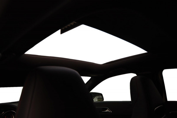 Mercedes-Benz A-Klasse 180 AMG-Line Pano Sportstoelen Led Navi Camera Parkeersensor V+A Cruise Control Sfeerverlichting Mercedes-Benz A-Klasse 180 AMG-Line Pano Sportstoelen Led Navi Camera Parkeersensor V+A Cruise Control Sfeerverlichting