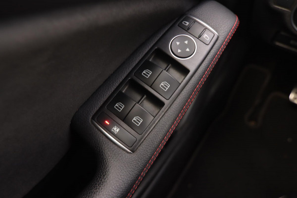 Mercedes-Benz A-Klasse 180 AMG-Line Pano Sportstoelen Led Navi Camera Parkeersensor V+A Cruise Control Sfeerverlichting Mercedes-Benz A-Klasse 180 AMG-Line Pano Sportstoelen Led Navi Camera Parkeersensor V+A Cruise Control Sfeerverlichting