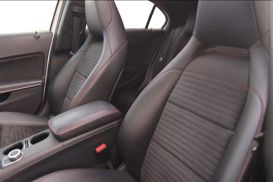Mercedes-Benz A-Klasse 180 AMG-Line Pano Sportstoelen Led Navi Camera Parkeersensor V+A Cruise Control Sfeerverlichting Mercedes-Benz A-Klasse 180 AMG-Line Pano Sportstoelen Led Navi Camera Parkeersensor V+A Cruise Control Sfeerverlichting