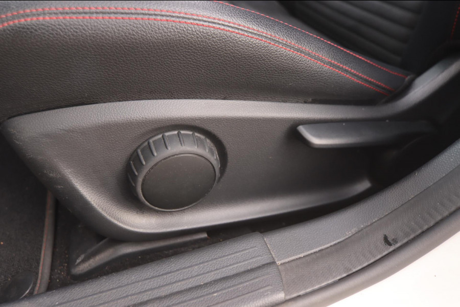 Mercedes-Benz A-Klasse 180 AMG-Line Pano Sportstoelen Led Navi Camera Parkeersensor V+A Cruise Control Sfeerverlichting Mercedes-Benz A-Klasse 180 AMG-Line Pano Sportstoelen Led Navi Camera Parkeersensor V+A Cruise Control Sfeerverlichting