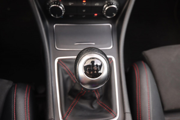 Mercedes-Benz A-Klasse 180 AMG-Line Pano Sportstoelen Led Navi Camera Parkeersensor V+A Cruise Control Sfeerverlichting Mercedes-Benz A-Klasse 180 AMG-Line Pano Sportstoelen Led Navi Camera Parkeersensor V+A Cruise Control Sfeerverlichting