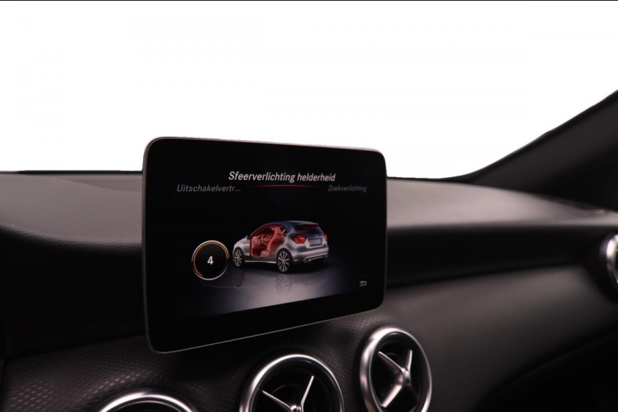 Mercedes-Benz A-Klasse 180 AMG-Line Pano Sportstoelen Led Navi Camera Parkeersensor V+A Cruise Control Sfeerverlichting Mercedes-Benz A-Klasse 180 AMG-Line Pano Sportstoelen Led Navi Camera Parkeersensor V+A Cruise Control Sfeerverlichting