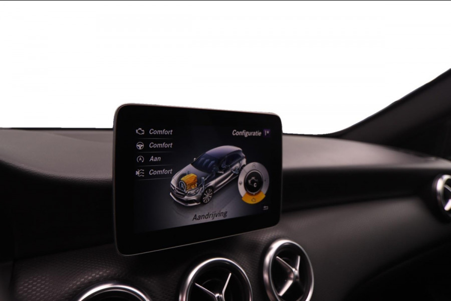 Mercedes-Benz A-Klasse 180 AMG-Line Pano Sportstoelen Led Navi Camera Parkeersensor V+A Cruise Control Sfeerverlichting Mercedes-Benz A-Klasse 180 AMG-Line Pano Sportstoelen Led Navi Camera Parkeersensor V+A Cruise Control Sfeerverlichting