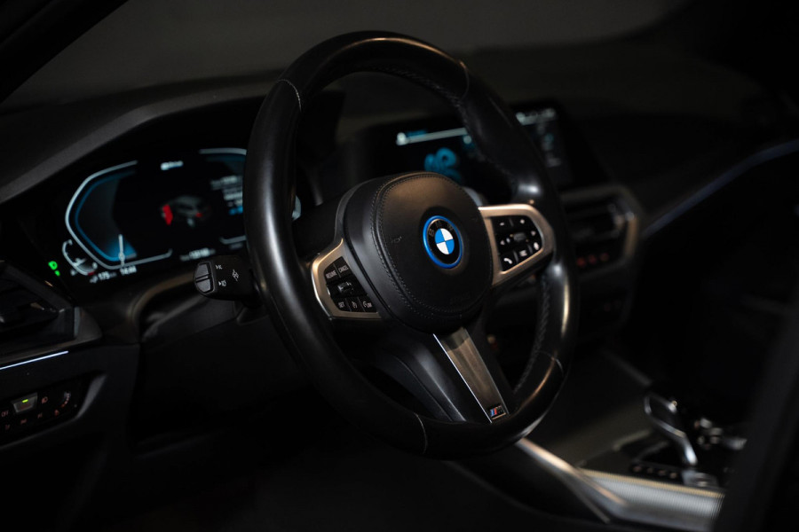 BMW 3 Serie Touring 330e M-Sport | Pano | Trekhaak | 360 camera BMW 3 Serie Touring 330e M-Sport | Pano | Trekhaak | 360 camera