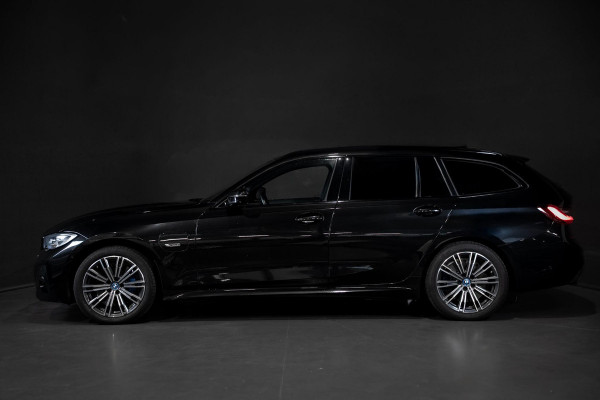 BMW 3 Serie Touring 330e M-Sport | Pano | Trekhaak | 360 camera BMW 3 Serie Touring 330e M-Sport | Pano | Trekhaak | 360 camera