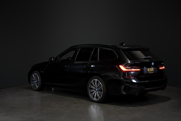 BMW 3 Serie Touring 330e M-Sport | Pano | Trekhaak | 360 camera BMW 3 Serie Touring 330e M-Sport | Pano | Trekhaak | 360 camera
