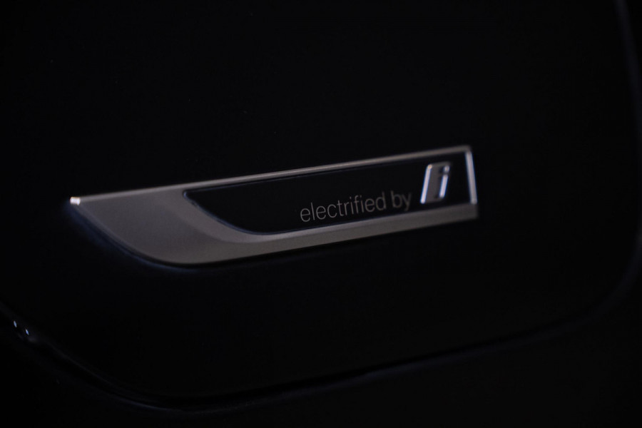 BMW 3 Serie Touring 330e M-Sport | Pano | Trekhaak | 360 camera BMW 3 Serie Touring 330e M-Sport | Pano | Trekhaak | 360 camera