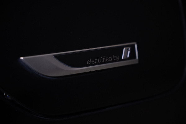 BMW 3 Serie Touring 330e M-Sport | Pano | Trekhaak | 360 camera BMW 3 Serie Touring 330e M-Sport | Pano | Trekhaak | 360 camera