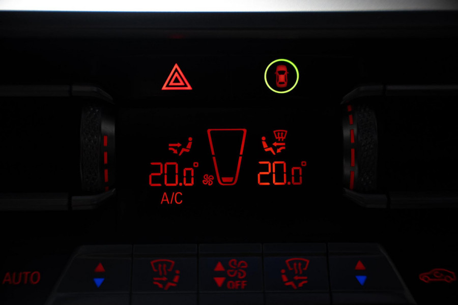 BMW 3 Serie Touring 330e M-Sport | Pano | Trekhaak | 360 camera BMW 3 Serie Touring 330e M-Sport | Pano | Trekhaak | 360 camera