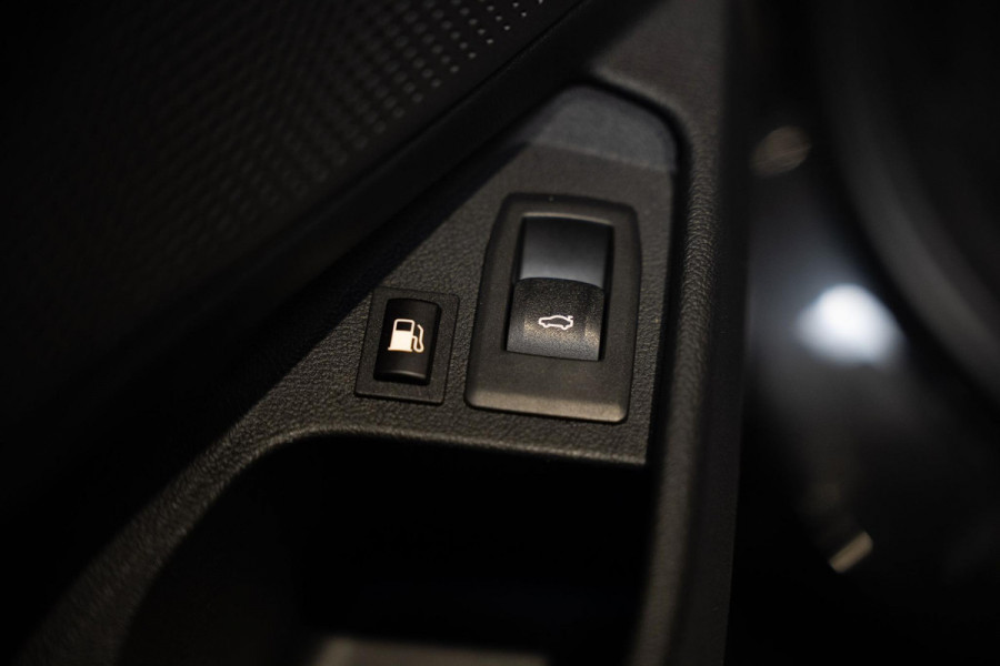 BMW 3 Serie Touring 330e M-Sport | Pano | Trekhaak | 360 camera BMW 3 Serie Touring 330e M-Sport | Pano | Trekhaak | 360 camera