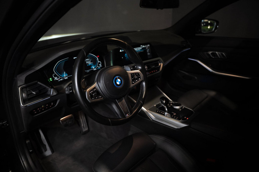 BMW 3 Serie Touring 330e M-Sport | Pano | Trekhaak | 360 camera BMW 3 Serie Touring 330e M-Sport | Pano | Trekhaak | 360 camera